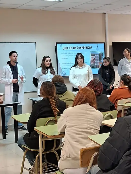 Estudiantes de Farmacia presentando un tema en clase