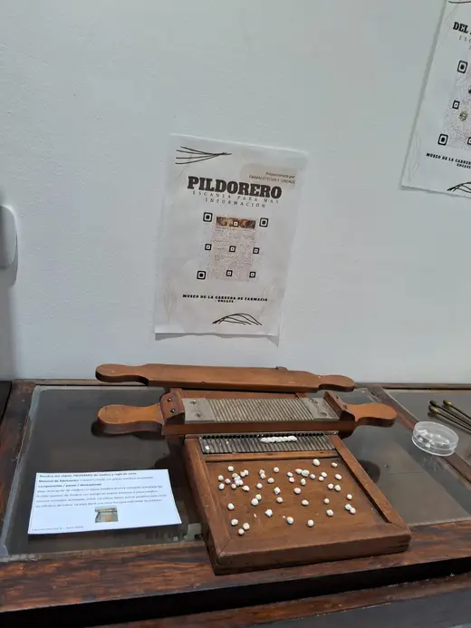 Pildorero de madera exhibido en el Museo de la Carrera de Farmacia