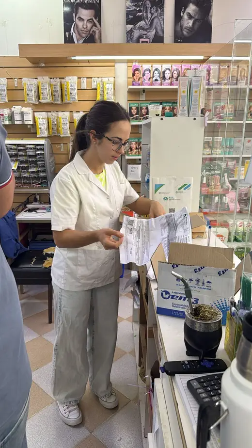 Estudiante de Farmacia atendiendo en una farmacia
