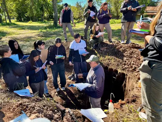 Clase a campo alrededor de una calicata