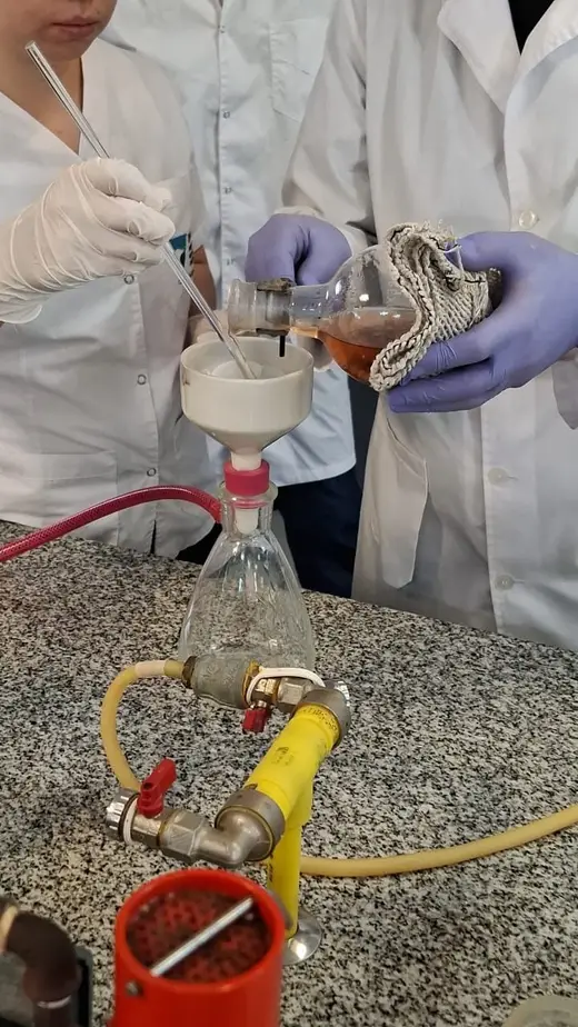 Filtración de una muestra en el laboratorio