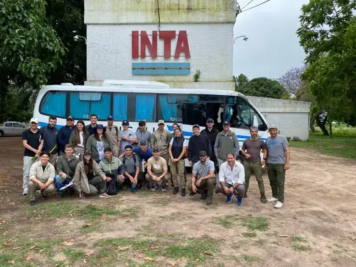 Estudiantes frente a la estación experimental del INTA