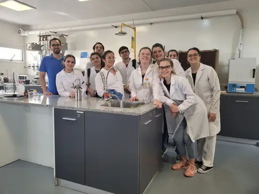 Estudiantes de Ingeniería Química en el laboratorio de la Universidad