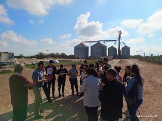 Estudiantes en una planta de acopio de granos