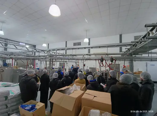 Estudiantes recorriendo una planta de producción