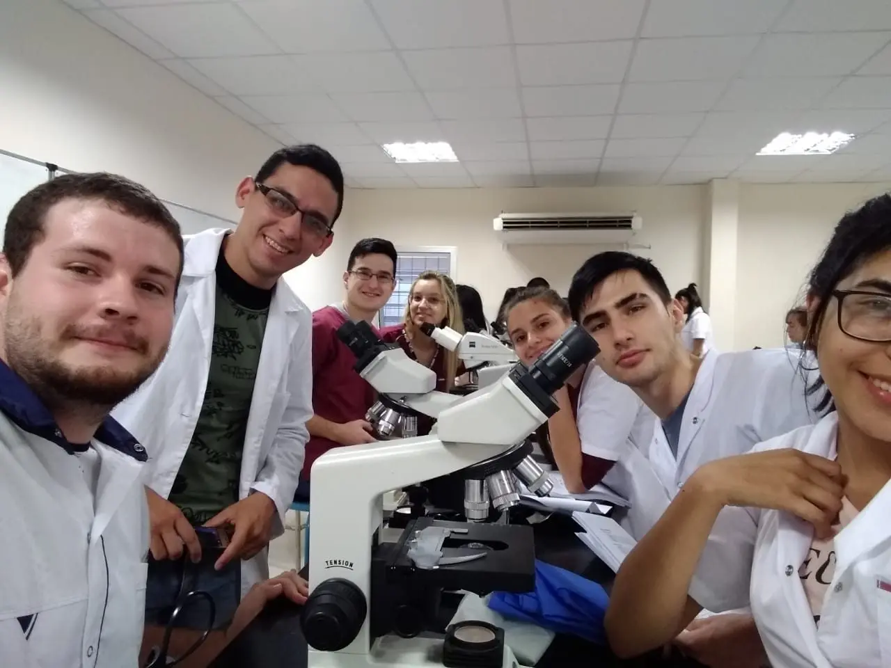 Estudiantes de Biotecnología en una clase práctica