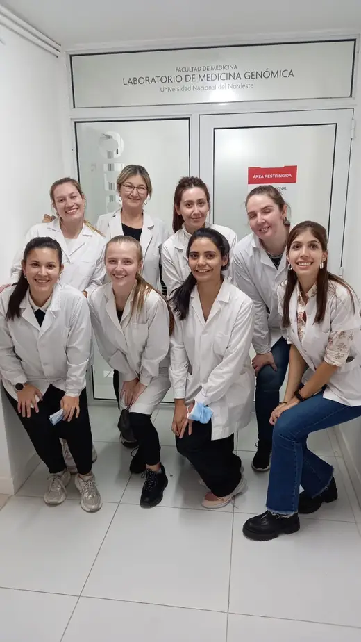 Estudiantes de la carrera en el Laboratorio de Medicina Genómica de la Universidad Nacional de Rosario