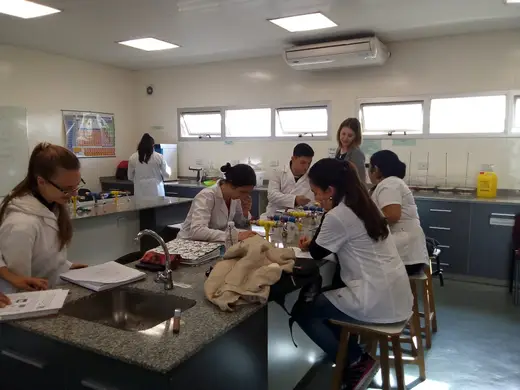 Estudiantes trabajando en el laboratorio de química