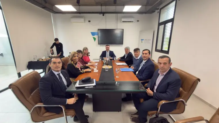 Las delegaciones del CPRES NEA durante la reunión, alrededor de la mesa