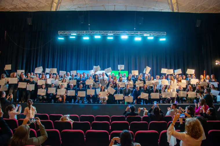 Egresados levantan sus títulos en el auditorio