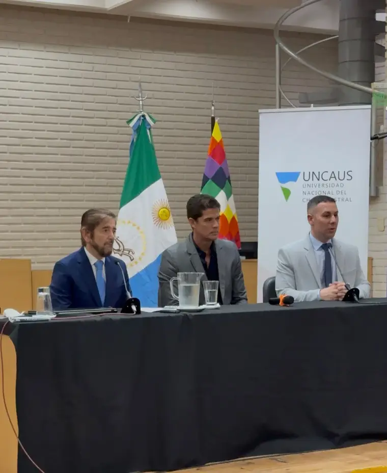 Autoridades en la mesa académica de la jornada