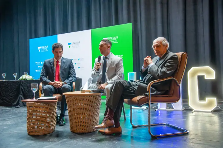 Tres oradores durante el panel de la jornada académica