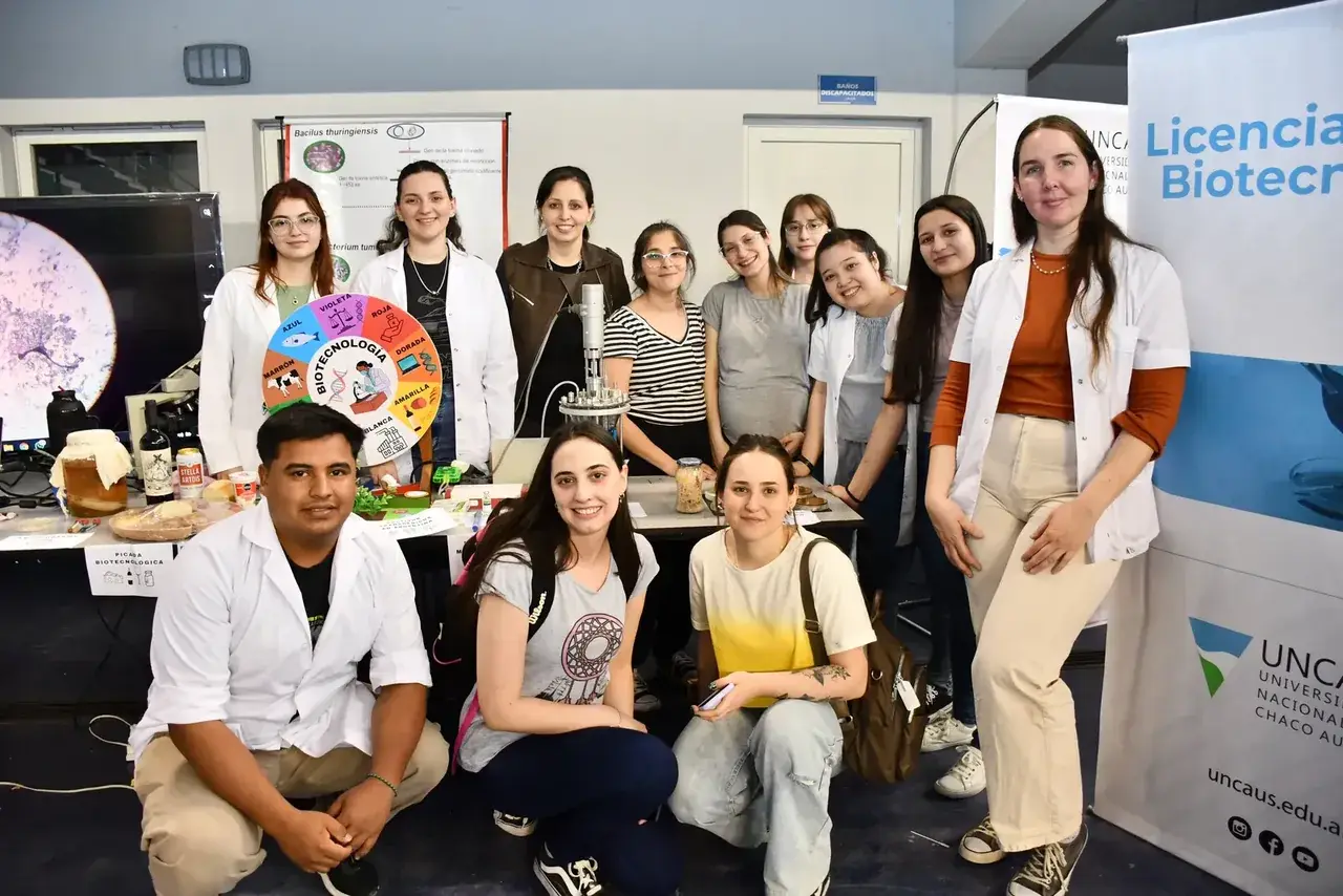 Estudiantes de la UNCAUS en una feria de carreras